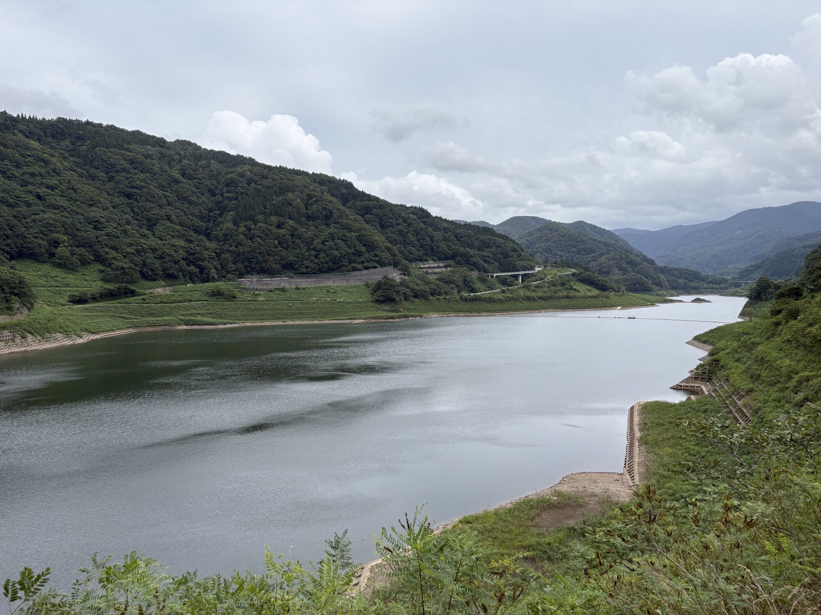 あさひ月山湖の湖面