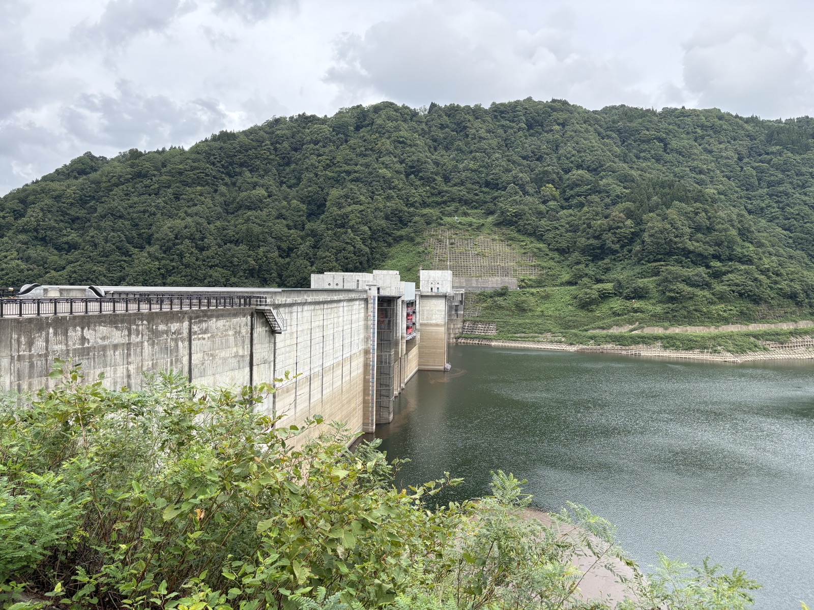 月山ダムの上流側