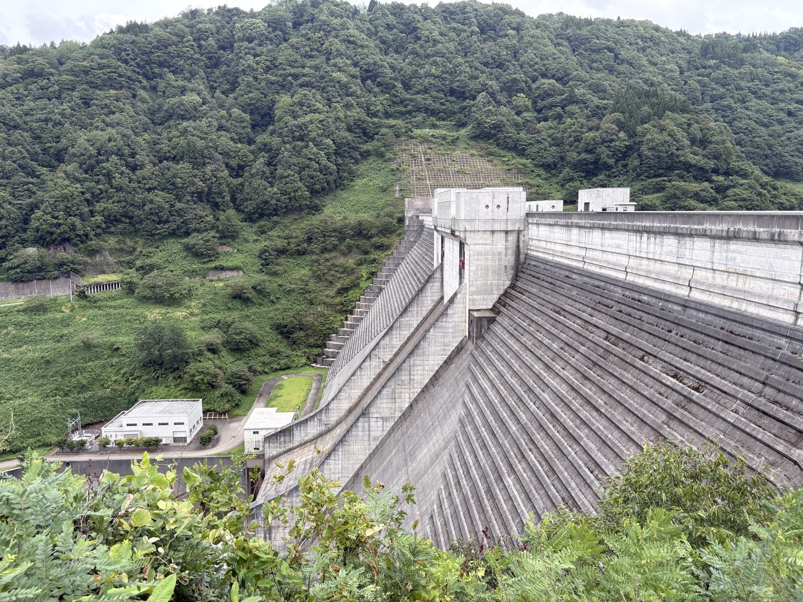 月山ダムの設備近景