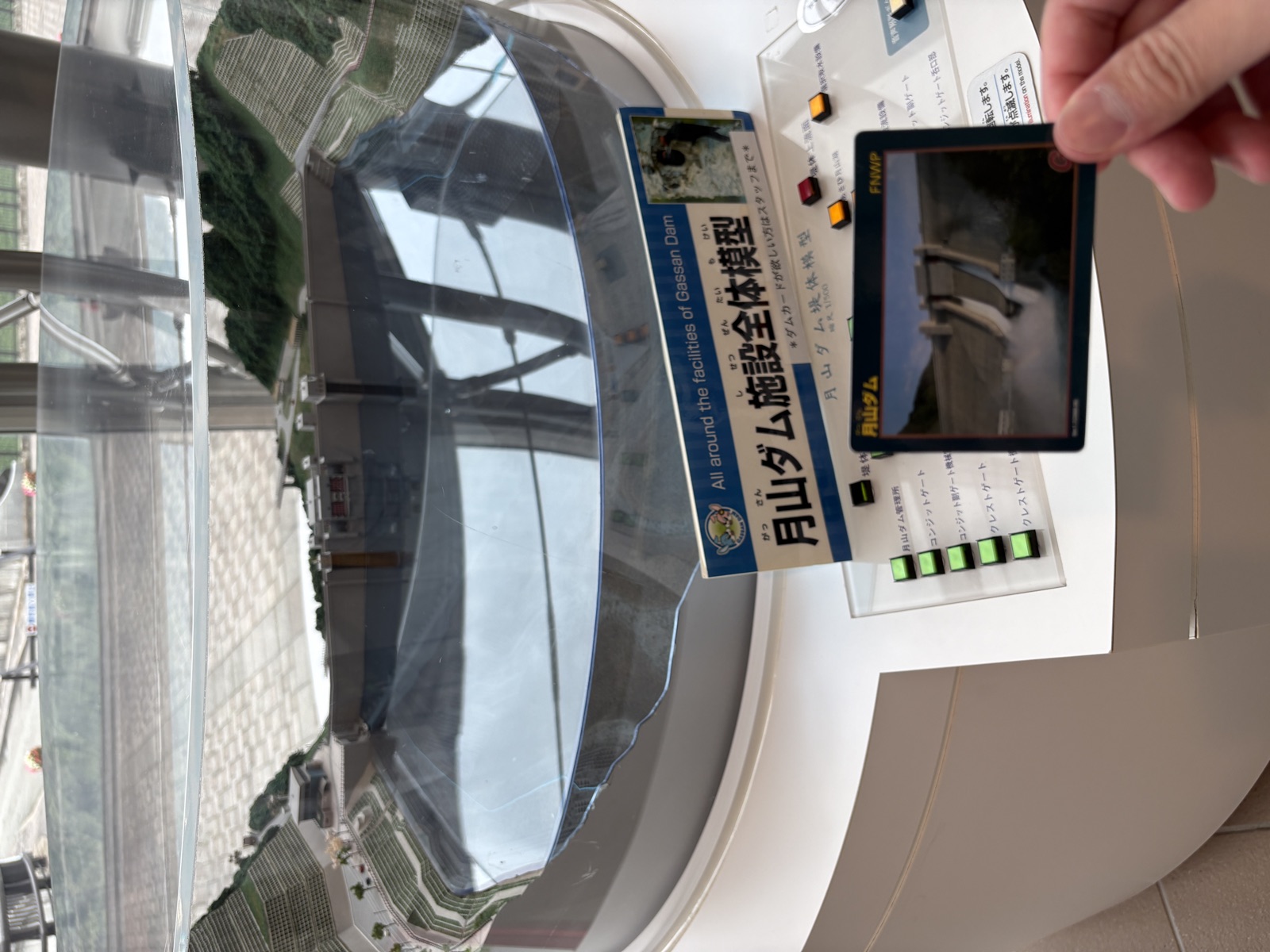 施設全体模型と受取った実物ダムカード