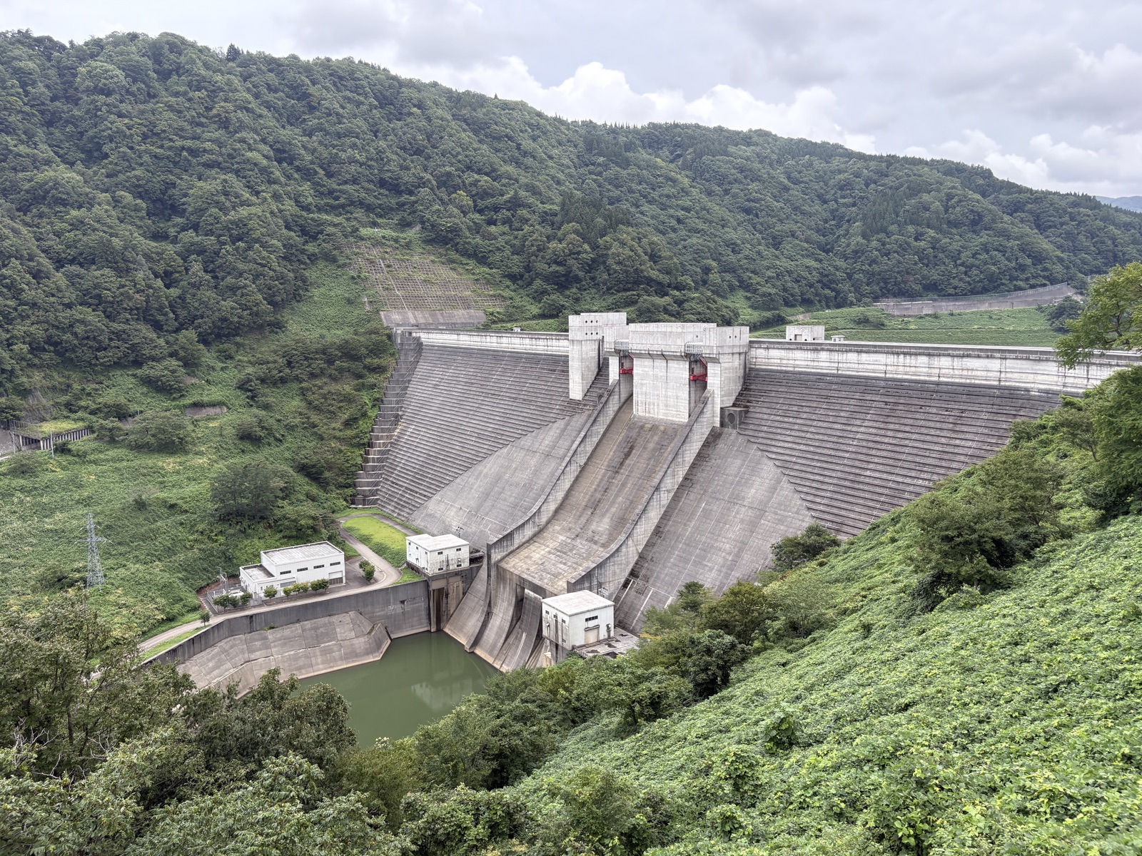 月山ダム堤体下流側全景