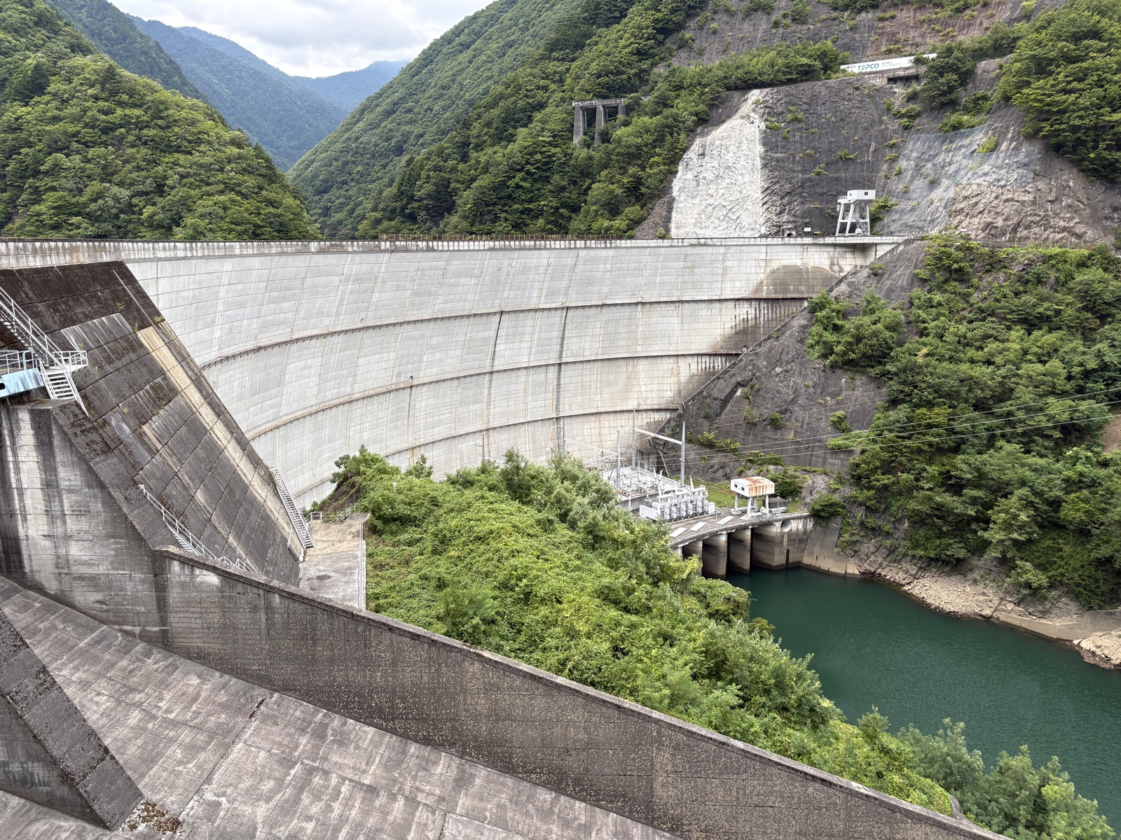 水殿ダム放物線アーチ堤体