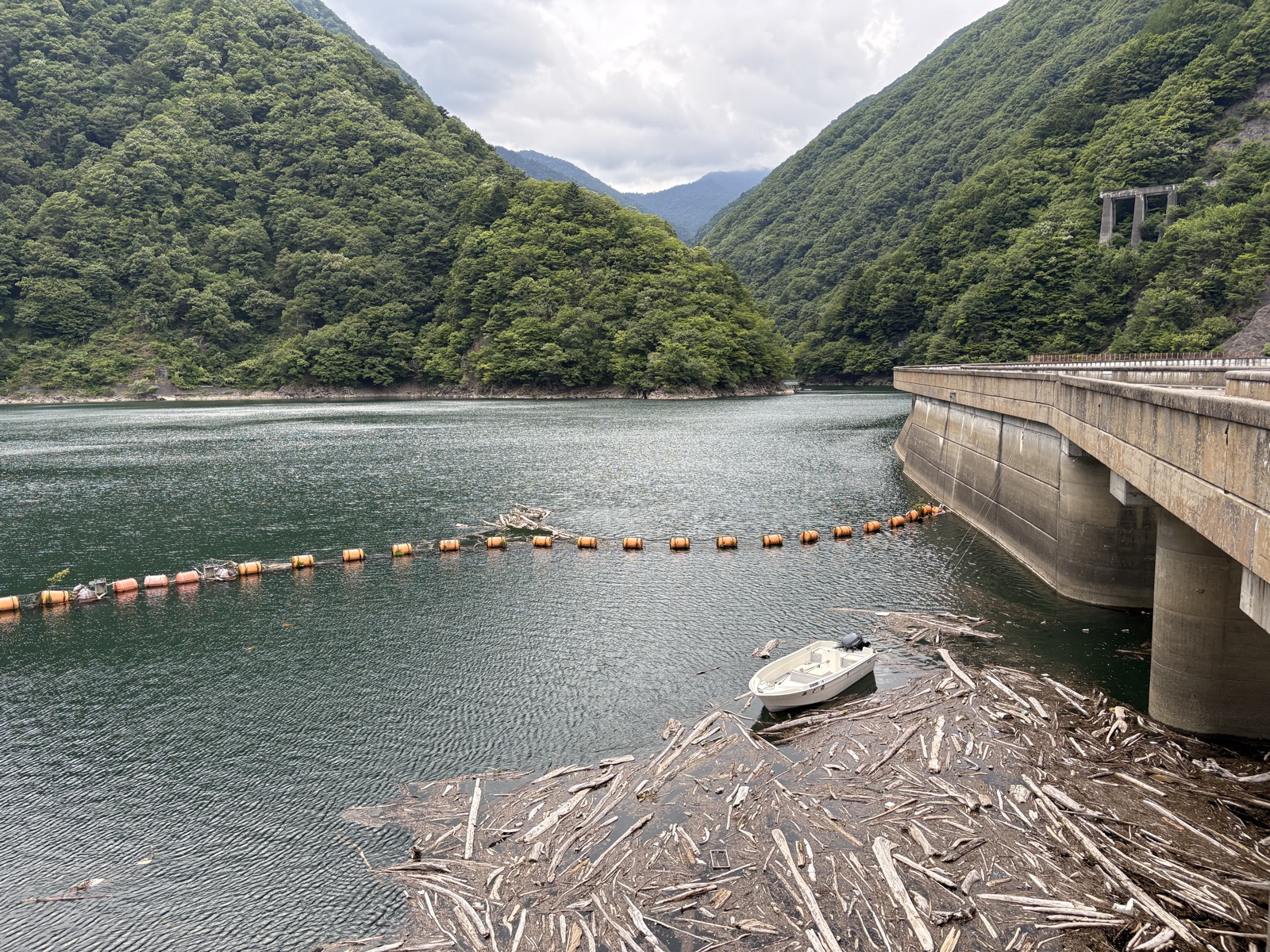 水殿ダムの上流側