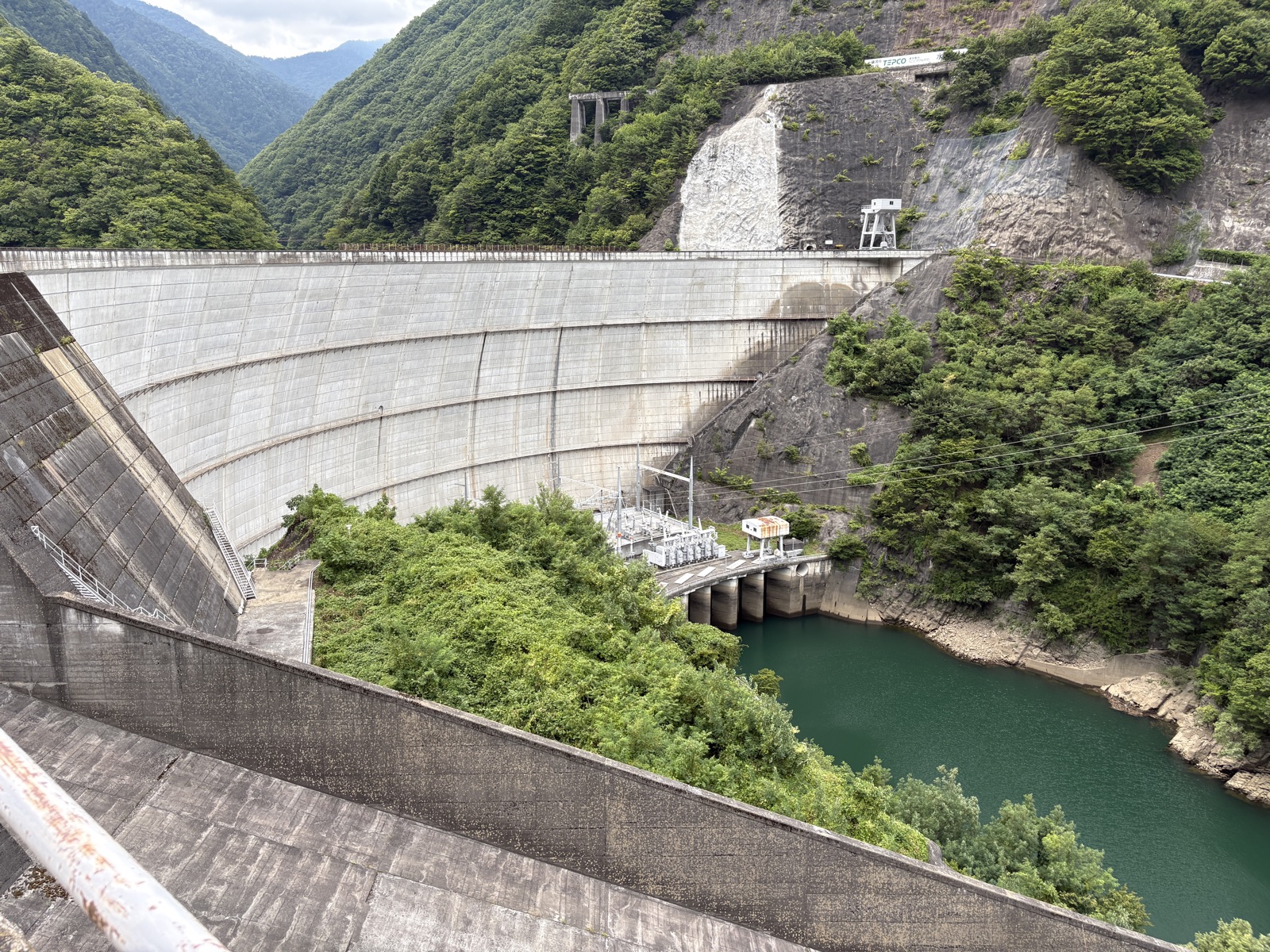 水殿ダムの設備近景